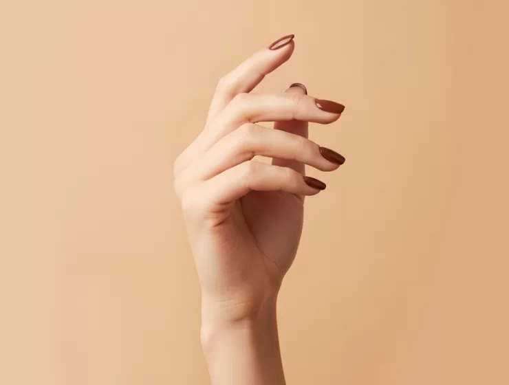 uñas color chocolate