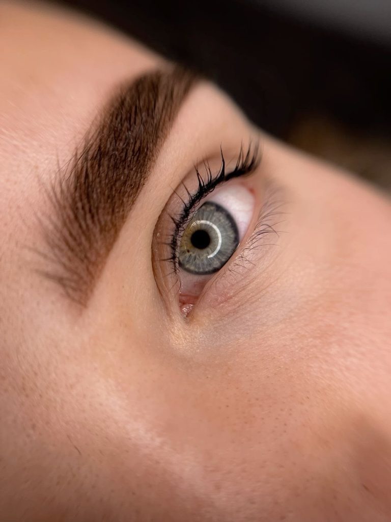 micropigmentación de ojos entre pestañas